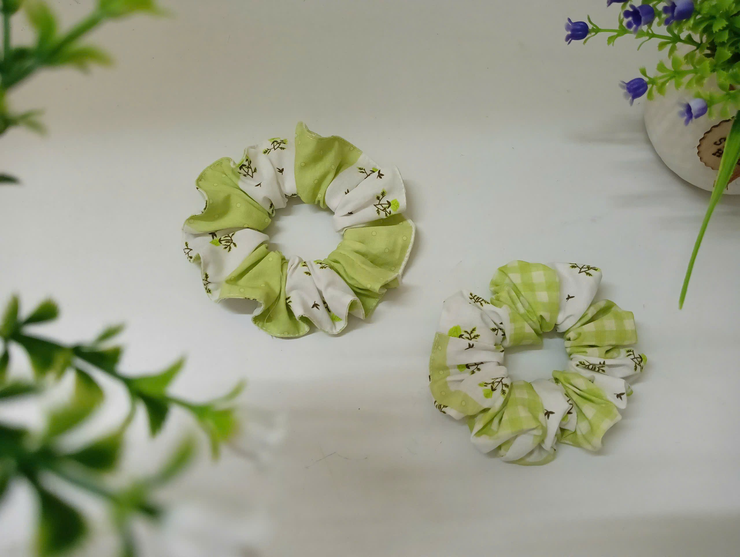 Sắc Xanh Lá Tươi Mát Scrunchies